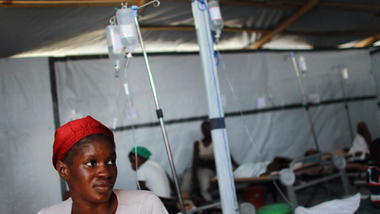 Haiti recebe vacinas contra cólera em meio a combate de surto mortal