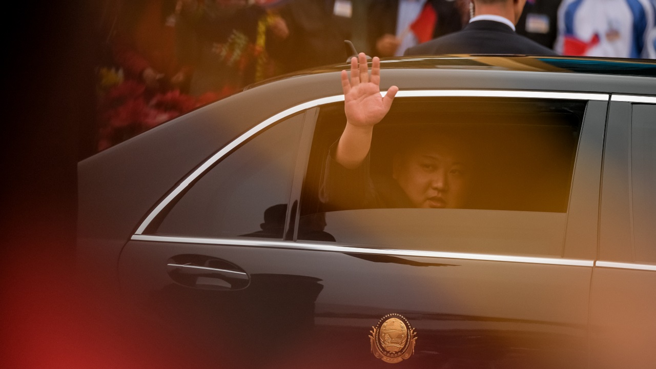 Depois de ‘desaparecer’ por um mês, Kim Jong-Un aparece em público; veja imagens