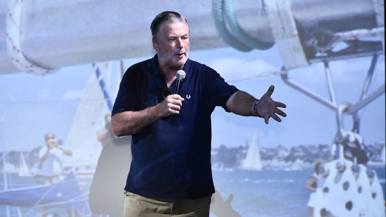 Autoridades dão parecer revelador sobre arma disparada por Alec Baldwin