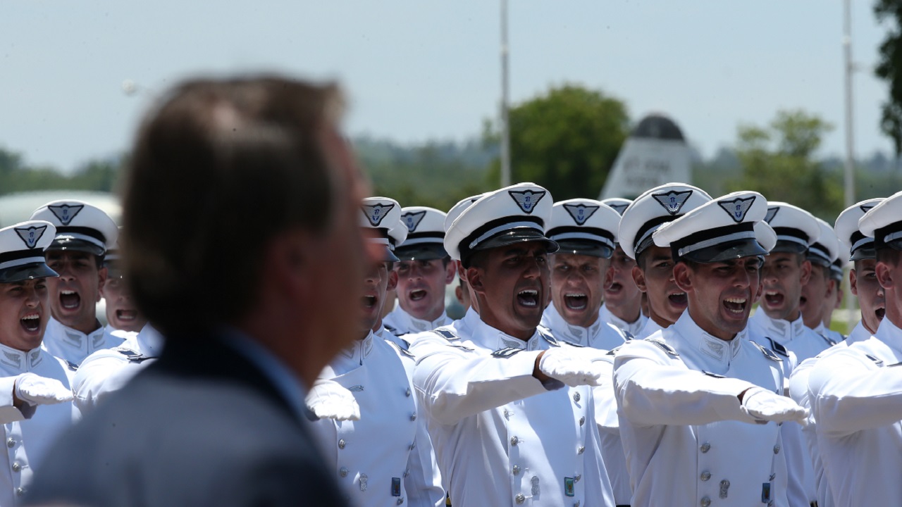 52% dos brasileiros desaprovam envolvimento de militares no governo e política, diz pesquisa