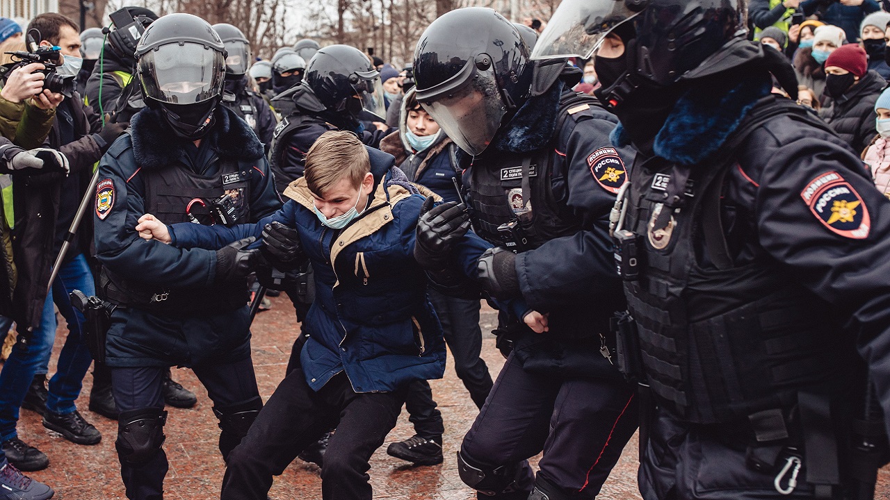 Rússia incentiva ‘caça às bruxas’ contra manifestantes anti-guerra