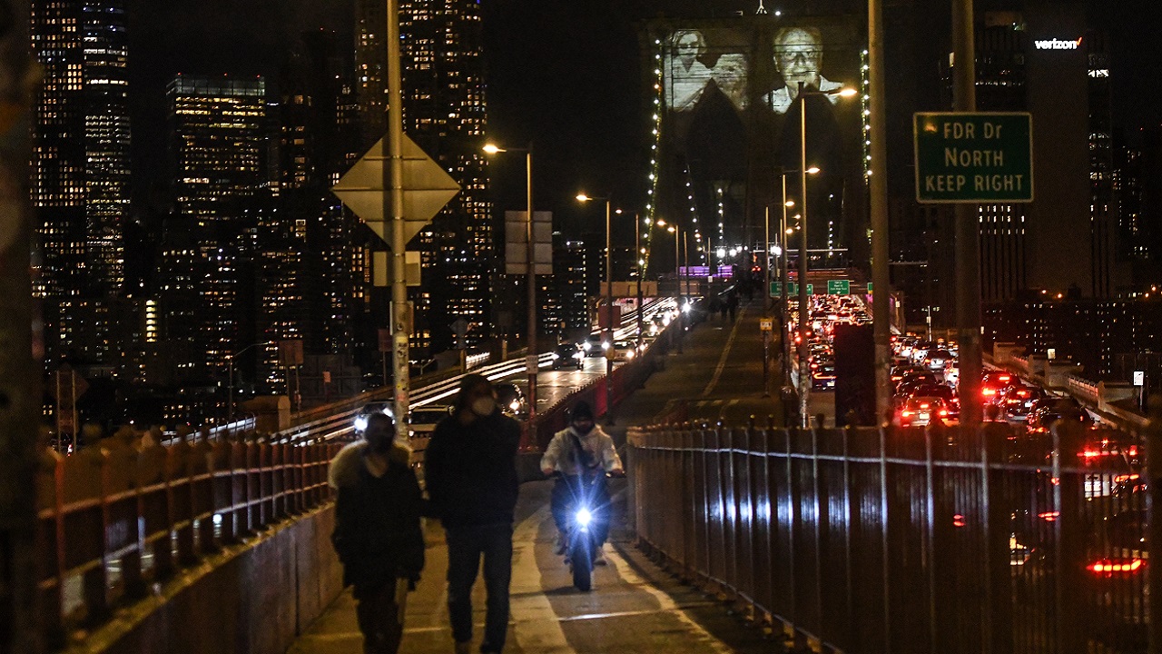 Cidade mais afetada nos EUA: NY presta homenagem as mais de 30 mil vítimas por Covid-19