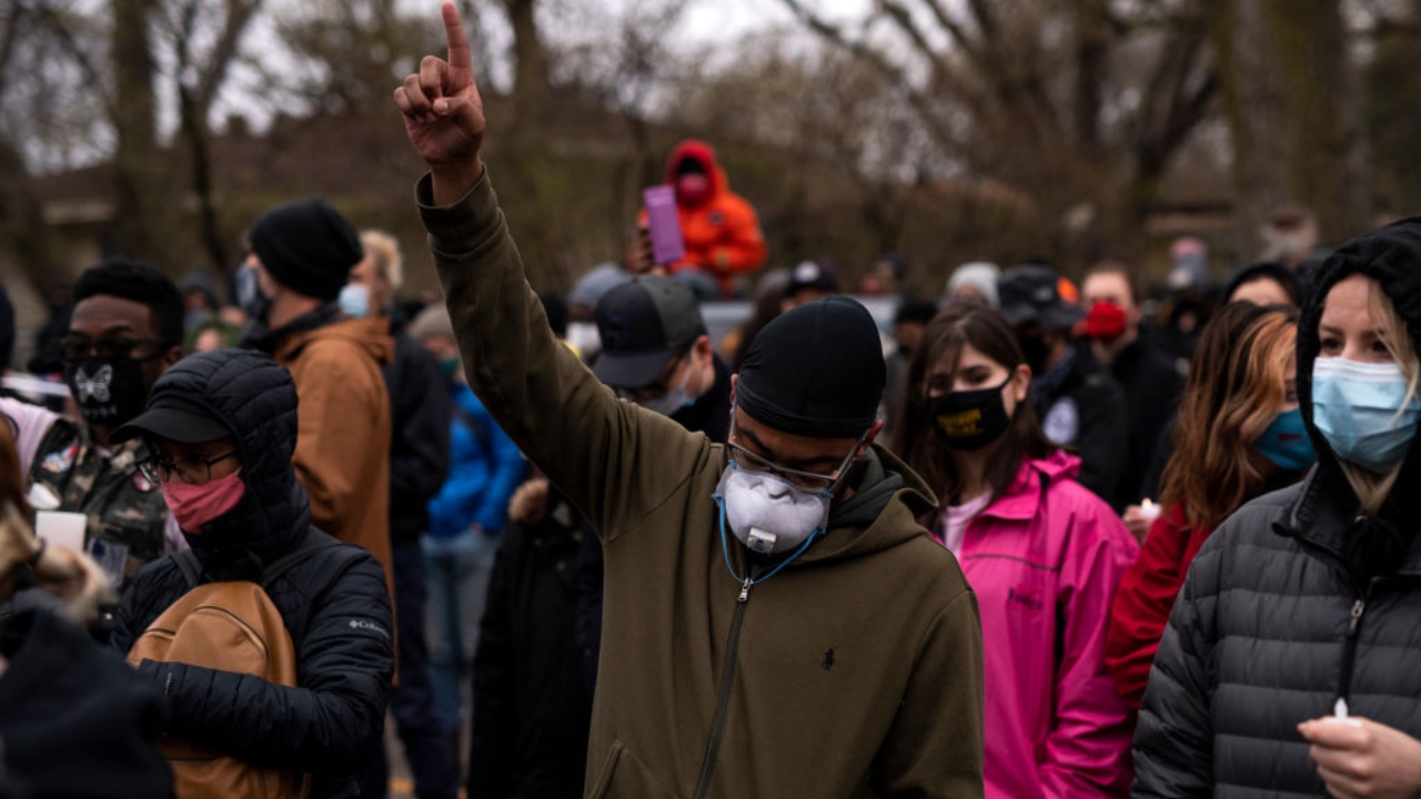 Manifestantes realizam segunda noite de protesto após a morte de Daunte Wright, nos EUA
