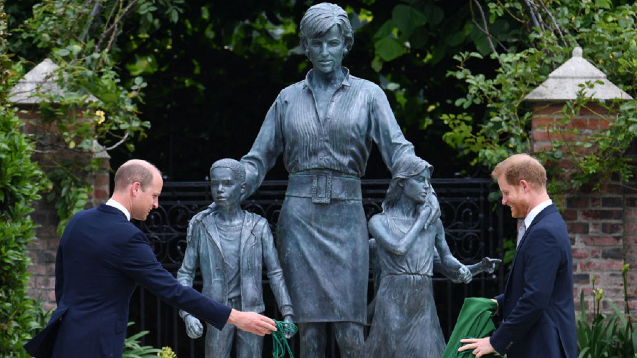 Imagens: Harry e William inauguram estátua em homenagem à Diana