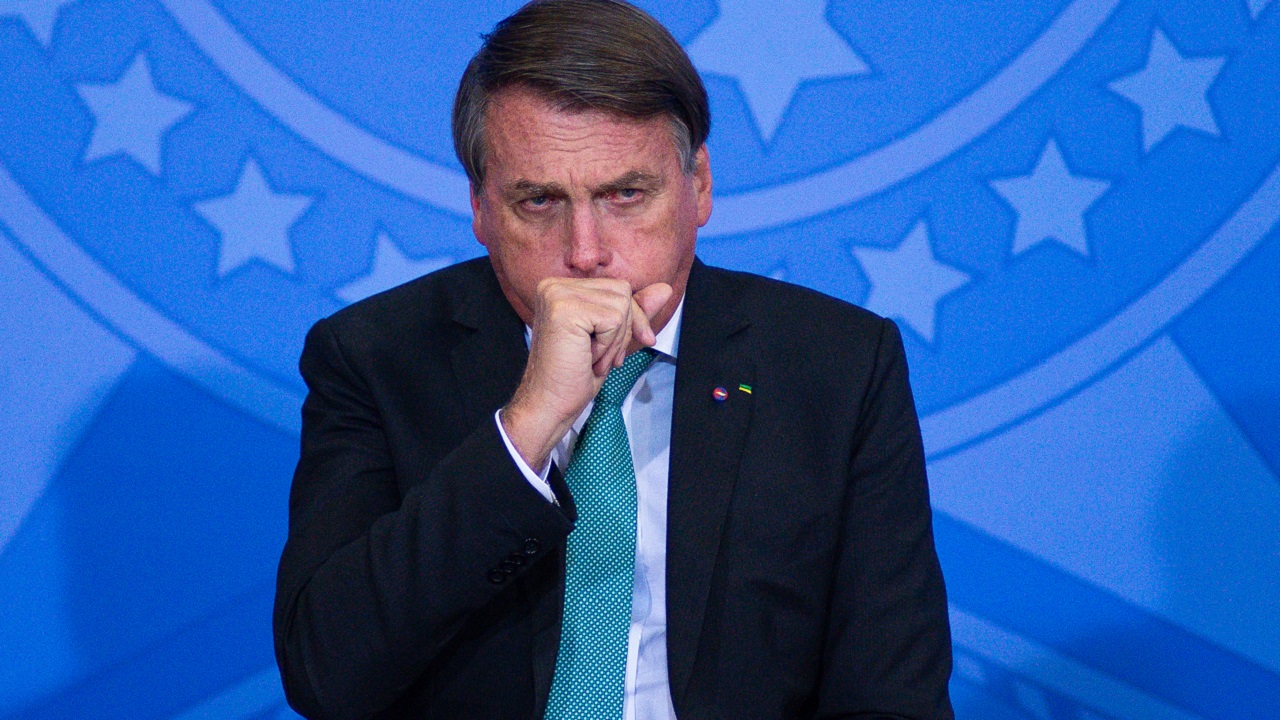 Camarão mal mastigado fez Bolsonaro parar no hospital
