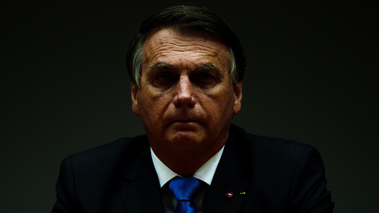 “No mínimo, irresponsável”, diz médico sobre fala de Bolsonaro que associa vacina à AIDS
