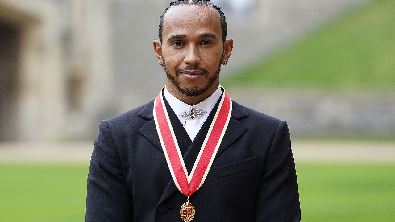 Sir! Lewis Hamilton recebe maior honraria da coroa britânica