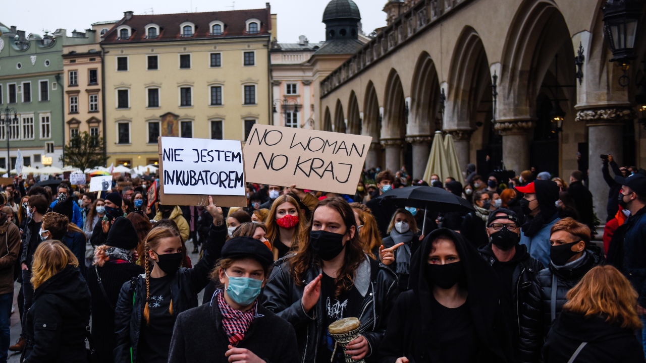 Com novas restrições a lei sobre o aborto, manifestações tomam a Polônia