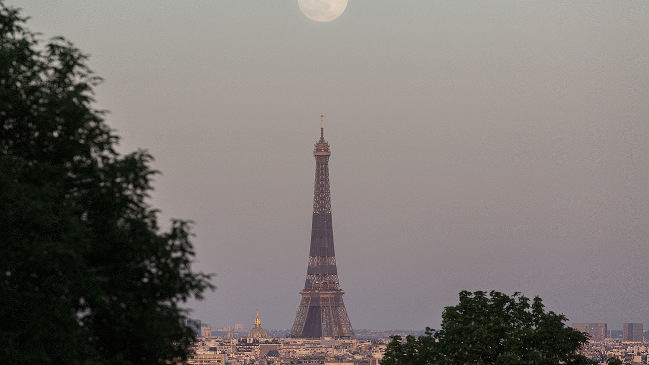 Por que pontos turísticos na França estão sendo ‘apagados’ mais cedo?