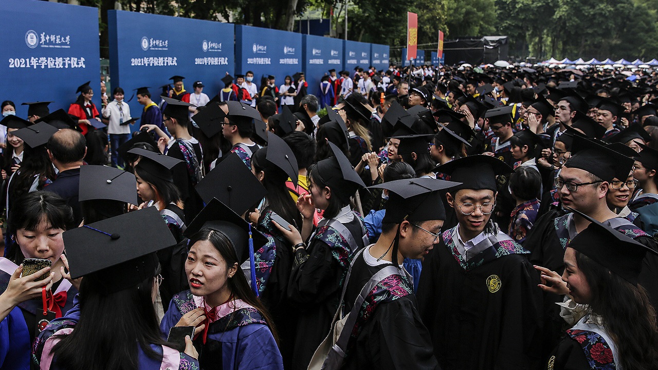 Mais de um ano após flexibilidade das restrições, Wuhan promove formatura de 11 mil estudantes