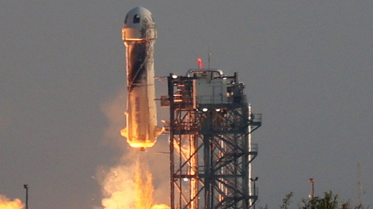 A bordo do New Shepard, Jeff Bezos vai para o espaço com sucesso