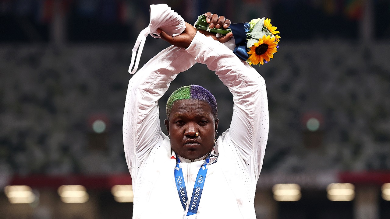 Medalhista de prata, atleta americana protesta no pódio em prol dos oprimidos
