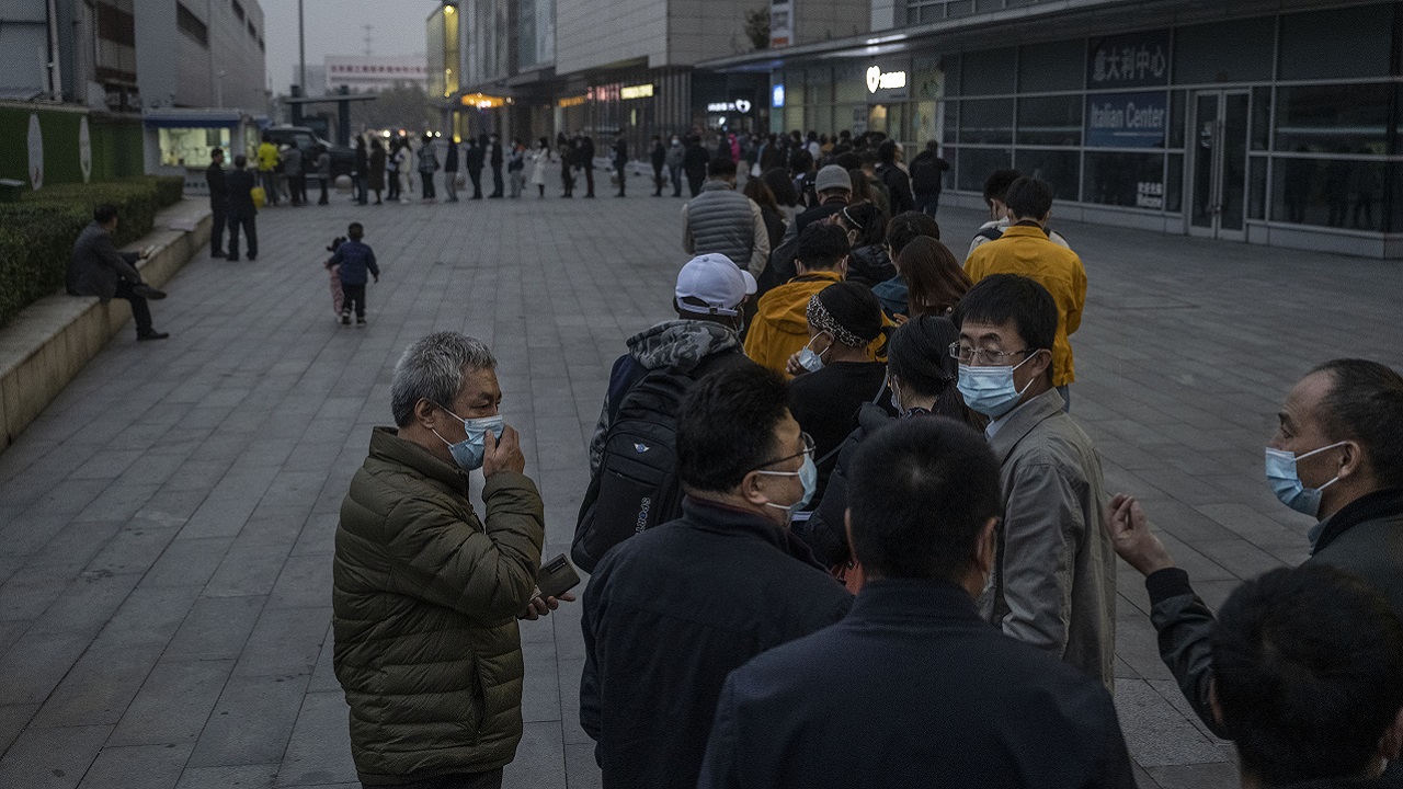 Em meio a novo surto, China orienta que população estoque alimentos