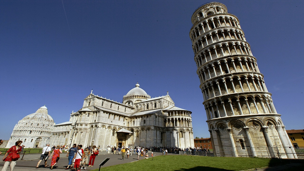 Drone controlado por turistas atinge a Torre de Pisa, na Itália