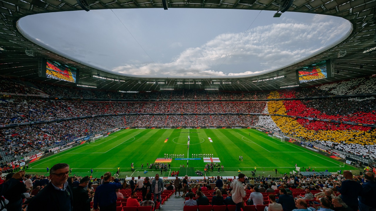Torcedores ingleses são presos por gestos nazistas antes de jogo contra Alemanha