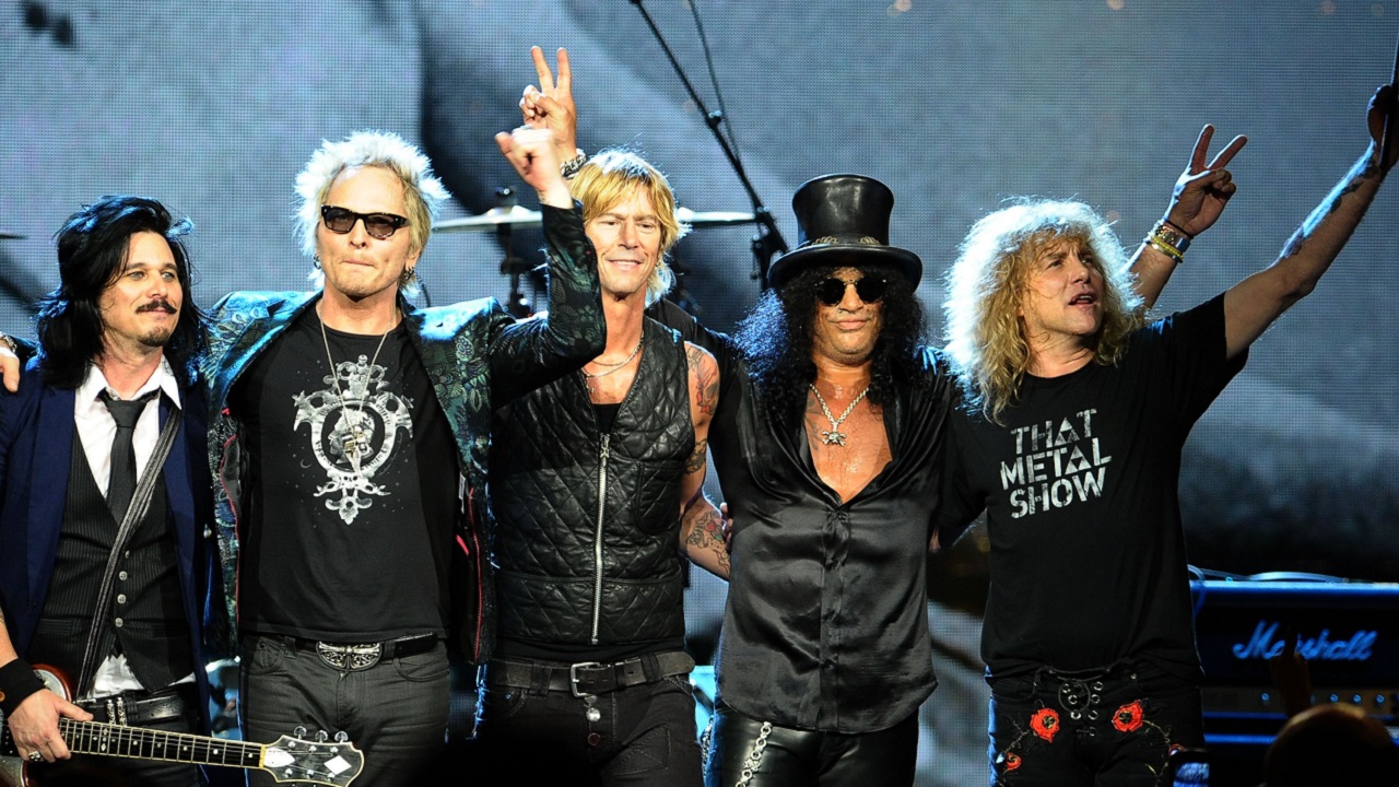 Músico do Guns ‘N Roses diz ter nocauteado astro de ‘Três É Demais’ após casamento