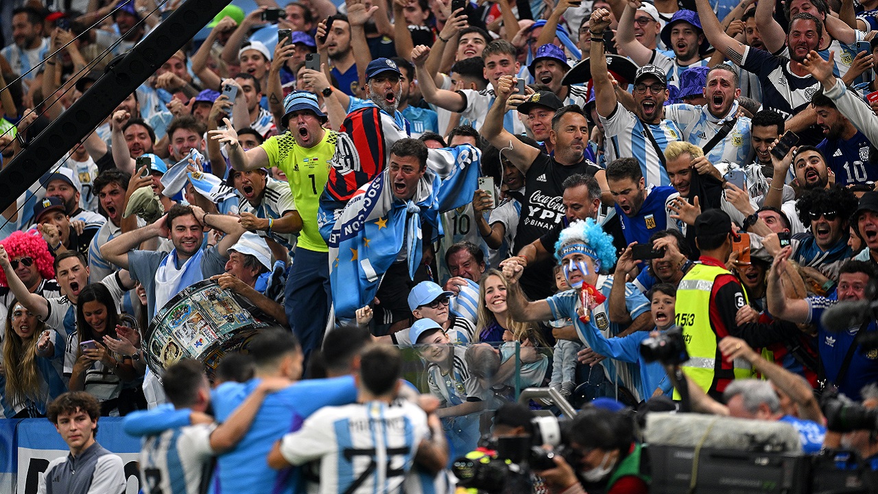 Torcedores argentinos destroem cadeiras em estádio de vitória contra Croácia