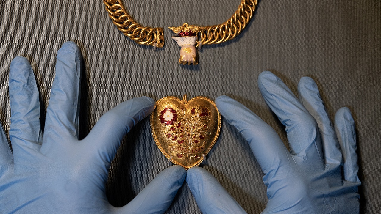 Detector de metais descobre pingente de ouro Tudor ligado a Henrique VIII
