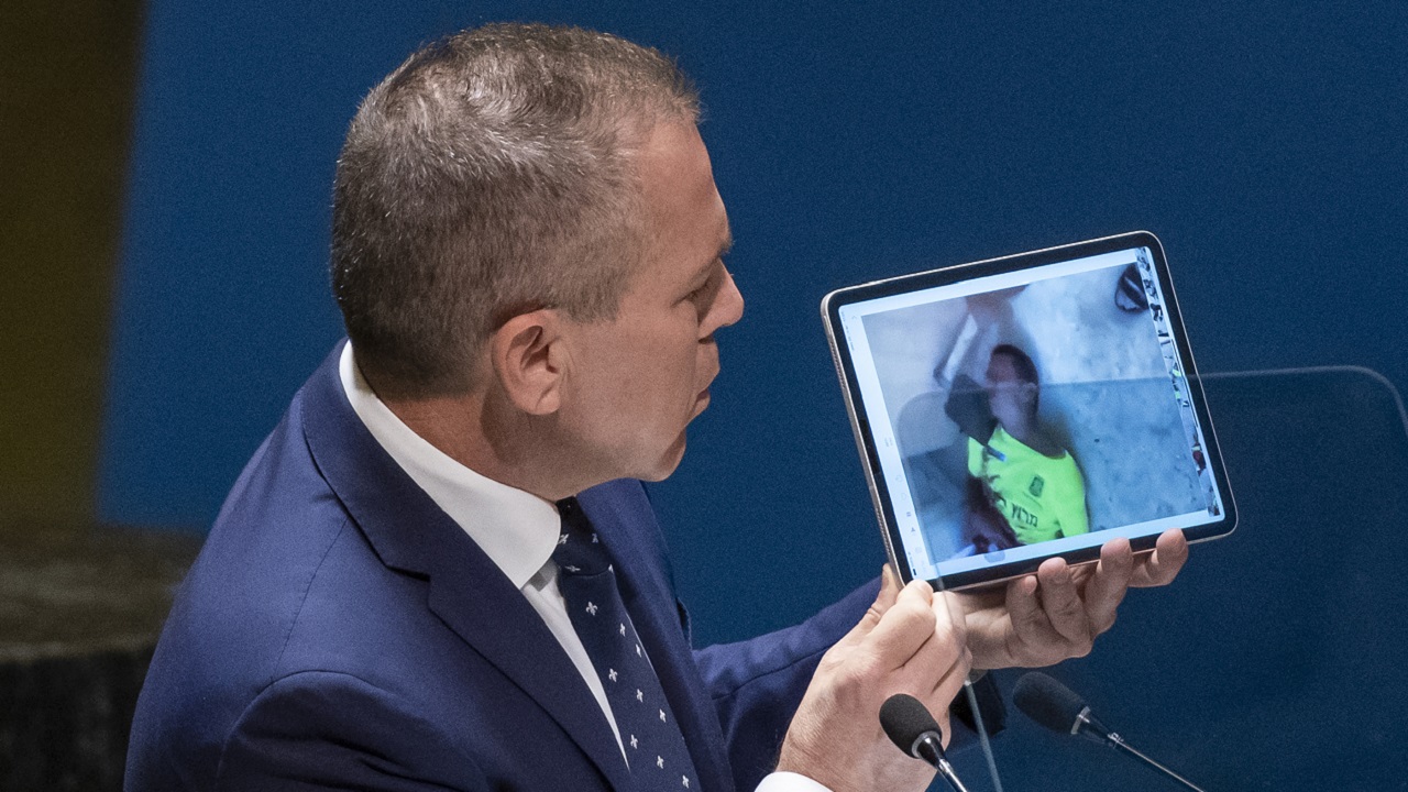 Na ONU, embaixador de Israel mostra video aterrorizante de decapitação pelo Hamas