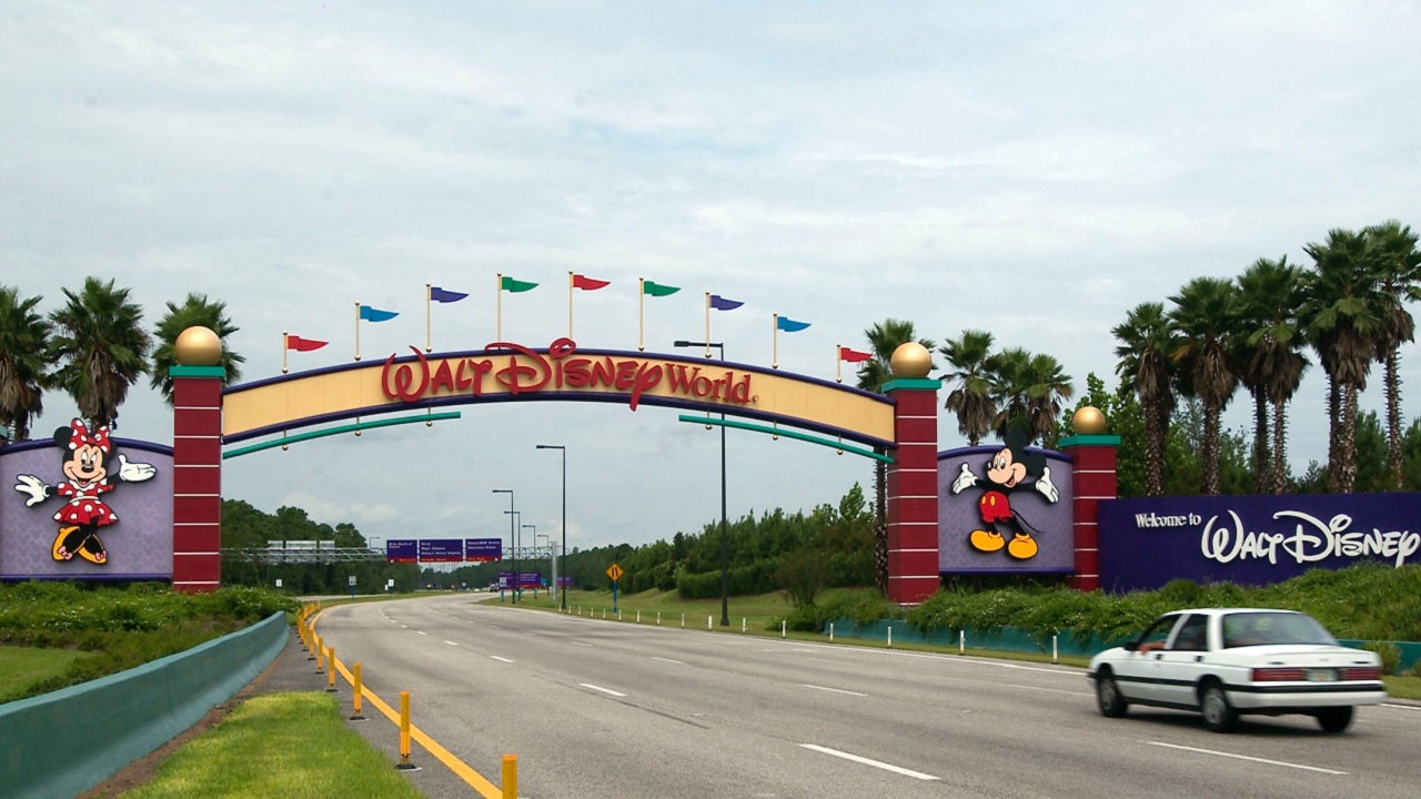 Homem se recusa a ter a temperatura medida e é preso durante visita ao Disney World