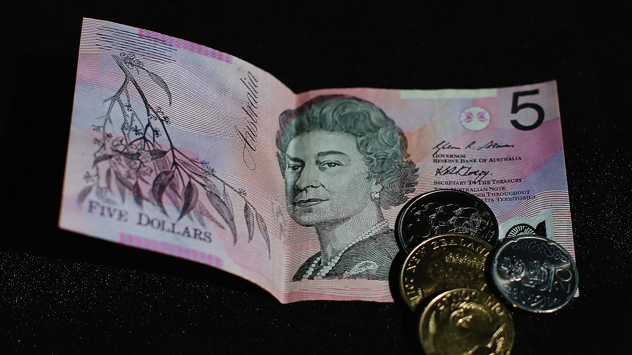 Dólar australiano deixará de ter rosto de Elizabeth II, mas não estampará Charles III