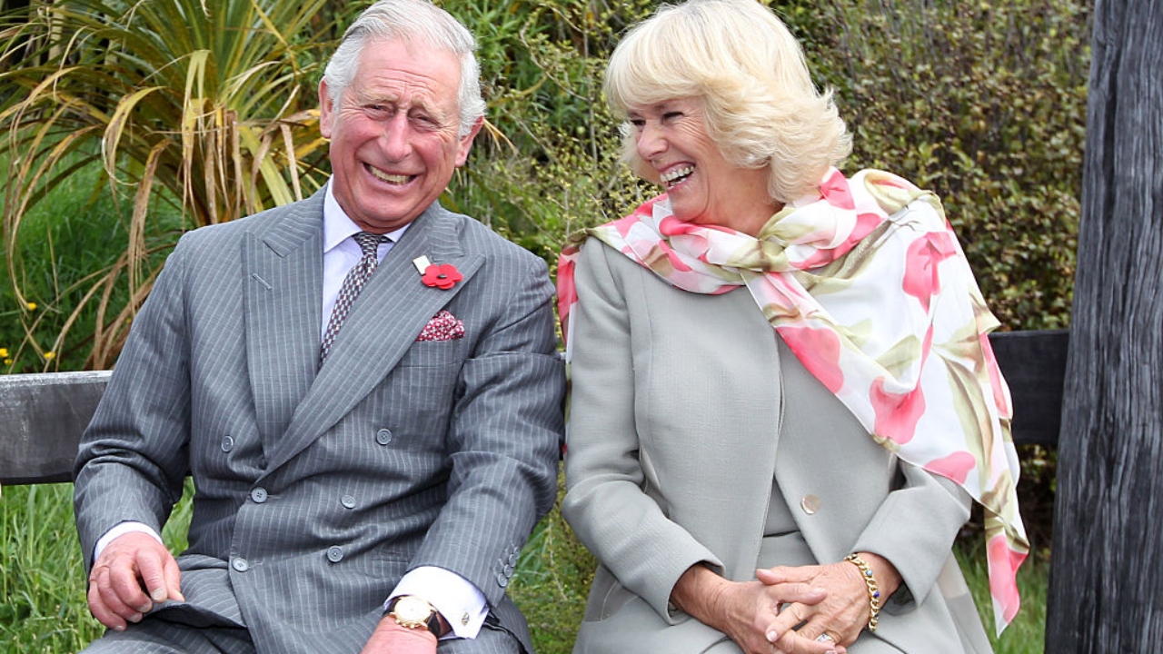 Diamante causa polêmica com Camilla Parker e coroação de Charles III