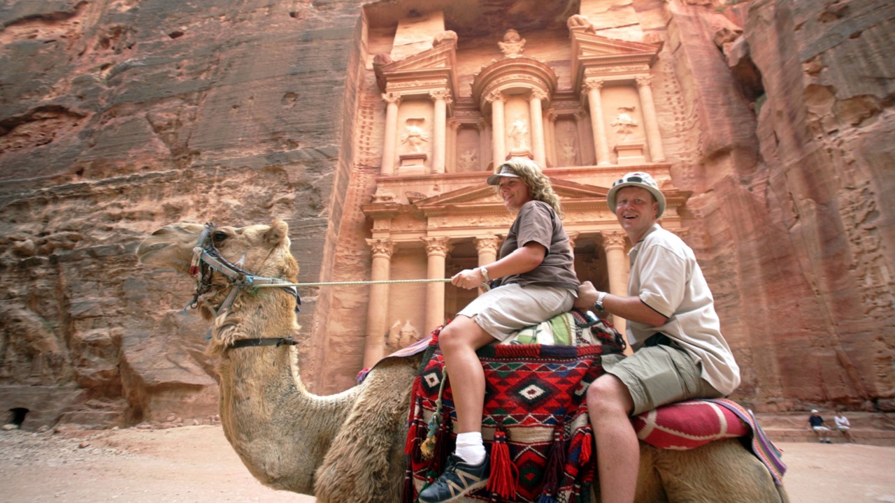 Mudança histórica: Camelos deixarão de transportar turistas em Petra