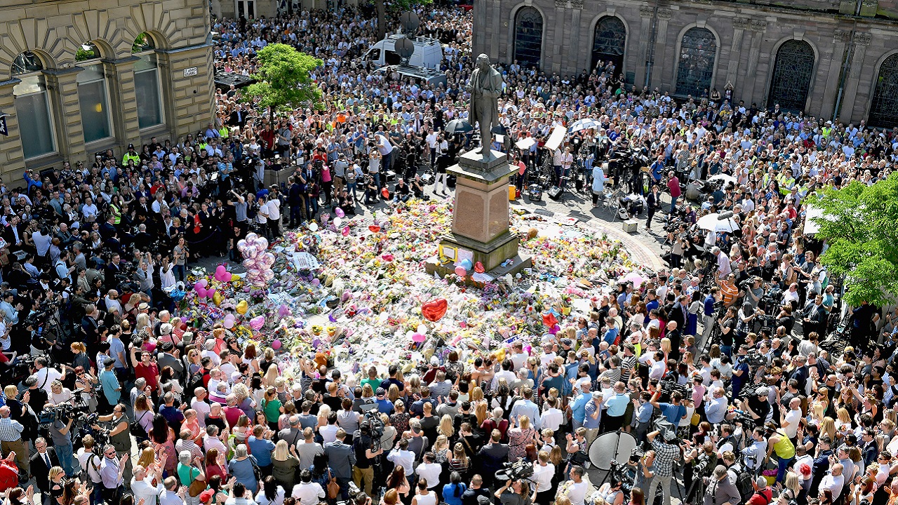 Sobreviventes do atentado de Manchester, em 2017, processam teórico da conspiração