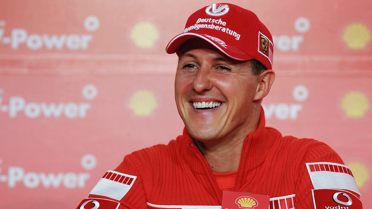Schumacher ‘consegue se sentar à mesa para jantar’, diz amigo do piloto