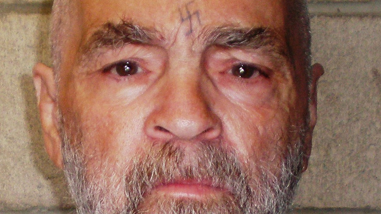 Por 516 mil reais, ficha criminal que contém digitais de Charles Manson é colocada em leilão