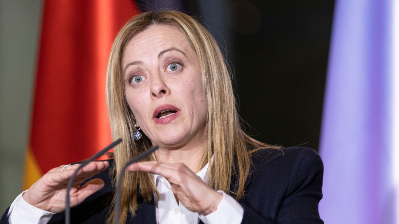 Governo italiano pede que cidade de Milão não registre filhos de casais LGBT+