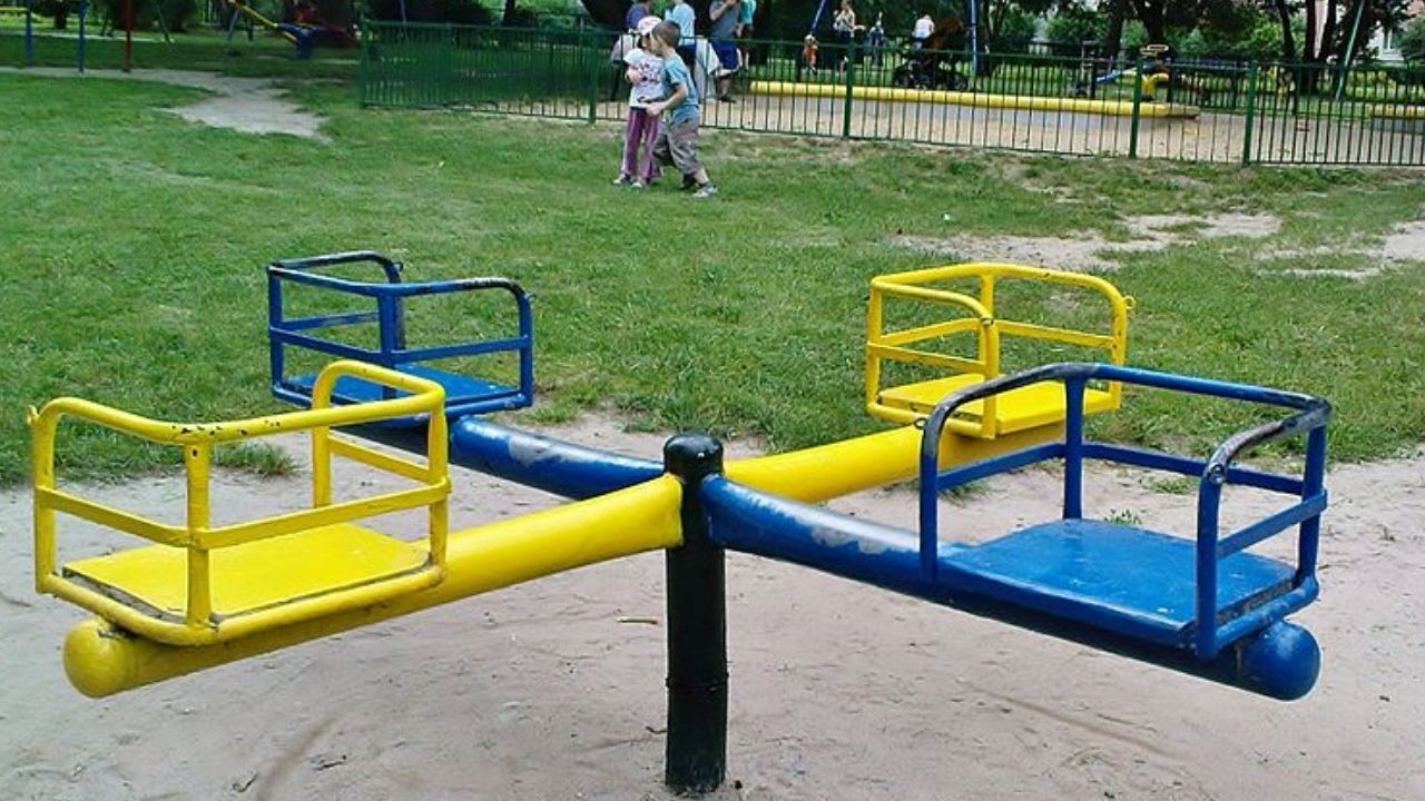 Brincadeira em playground termina em tragédia na Nova Zelândia, após pai cair em cima da filha e matar a criança