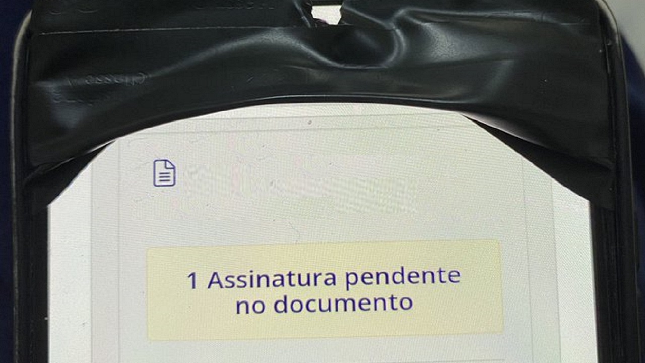 Homem pega celular de entregador, expõe golpe e viraliza nas redes