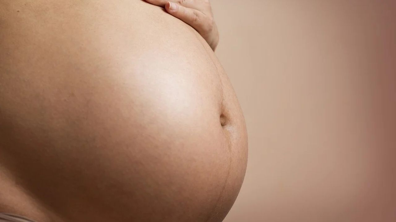 Mulher que não se vacinou contra covid-19 e deu à luz em coma apela às grávidas