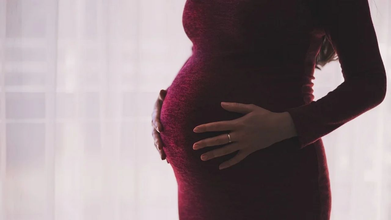 Paquistão: Curandeiro martela prego na cabeça de uma grávida para que ela tenha um menino