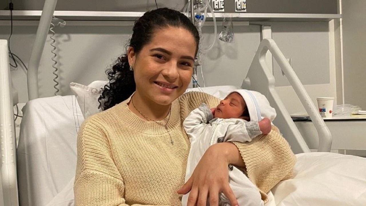 Após dores abdominais, mulher que não sabia de gravidez dá à luz em voo