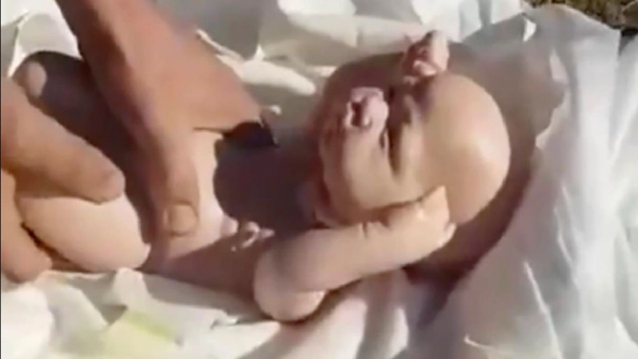 Depois de enganar marido com gravidez falsa, mulher finge que bebês morreram no parto
