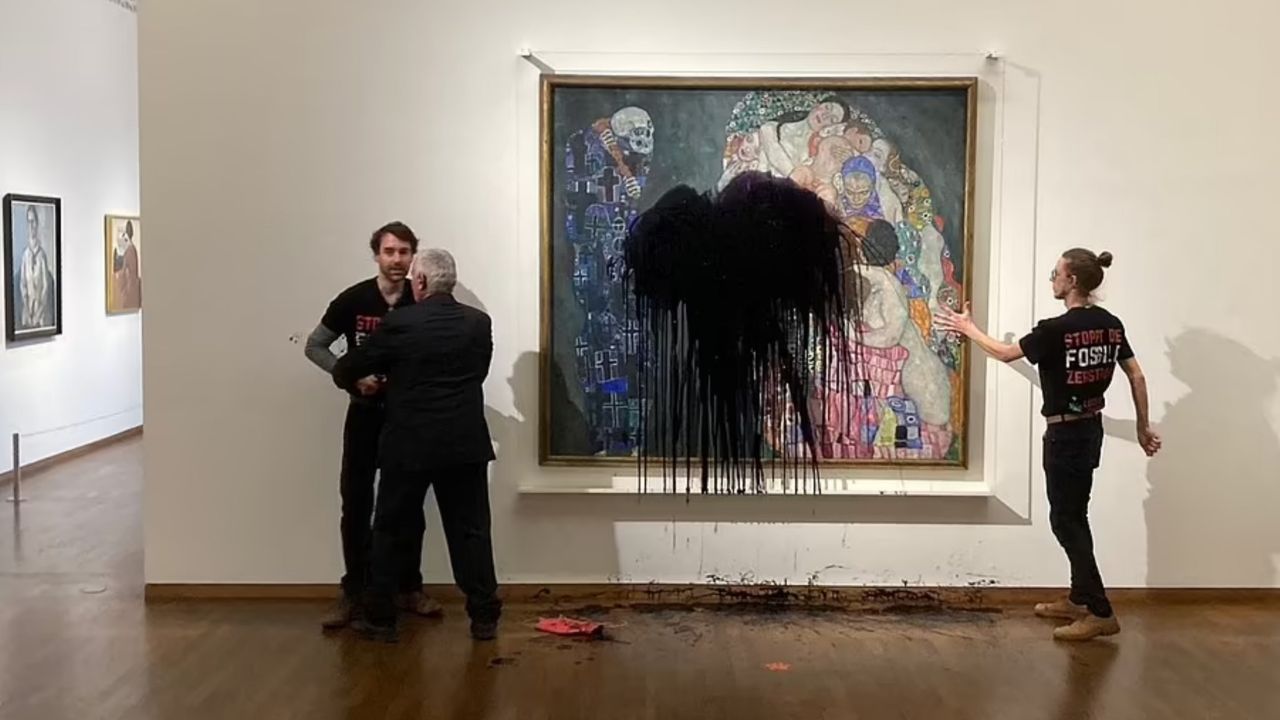 Ativistas jogam tinta preta em quadro de Klimt em exposição na Áustria