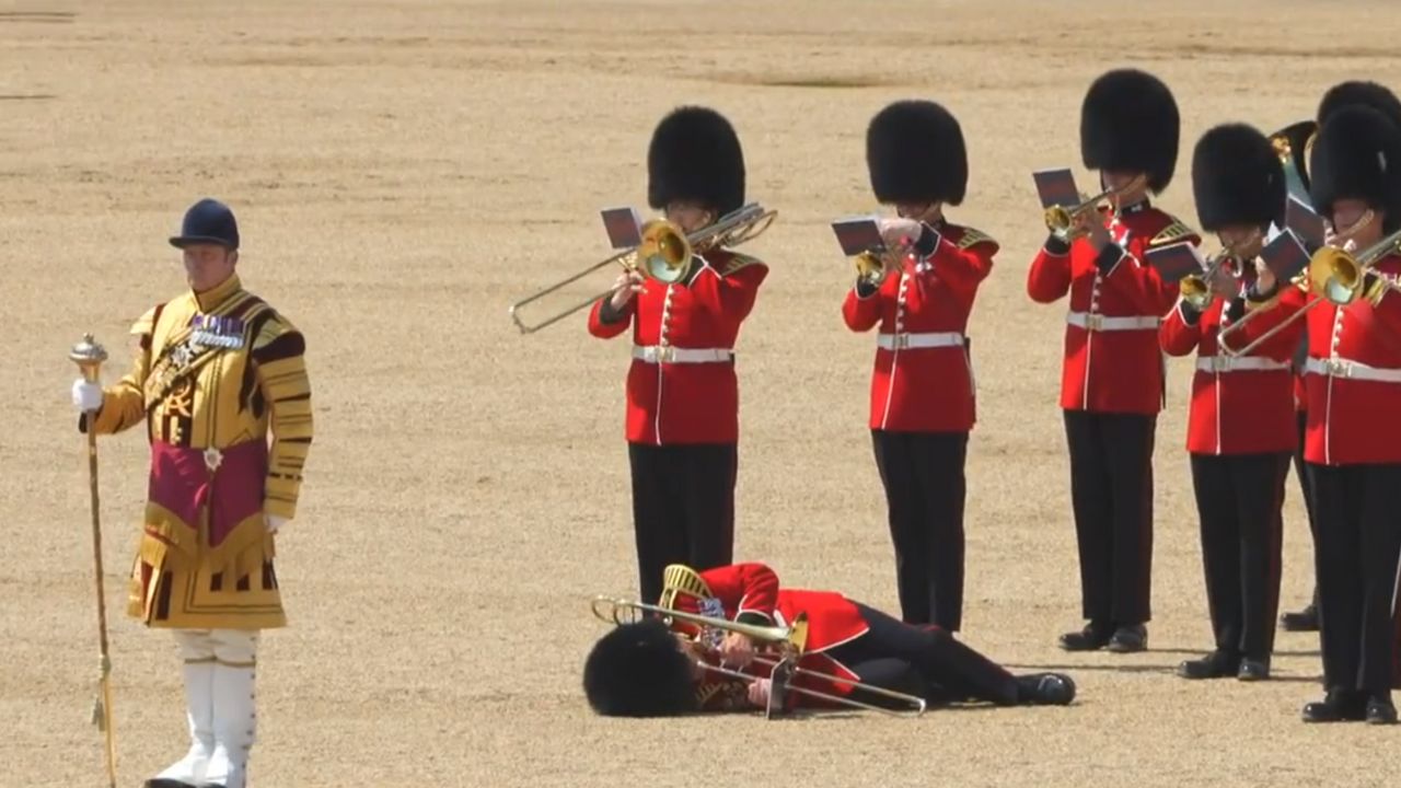 Três guardas reais desmaiam durante ensaios para homenagear Charles III