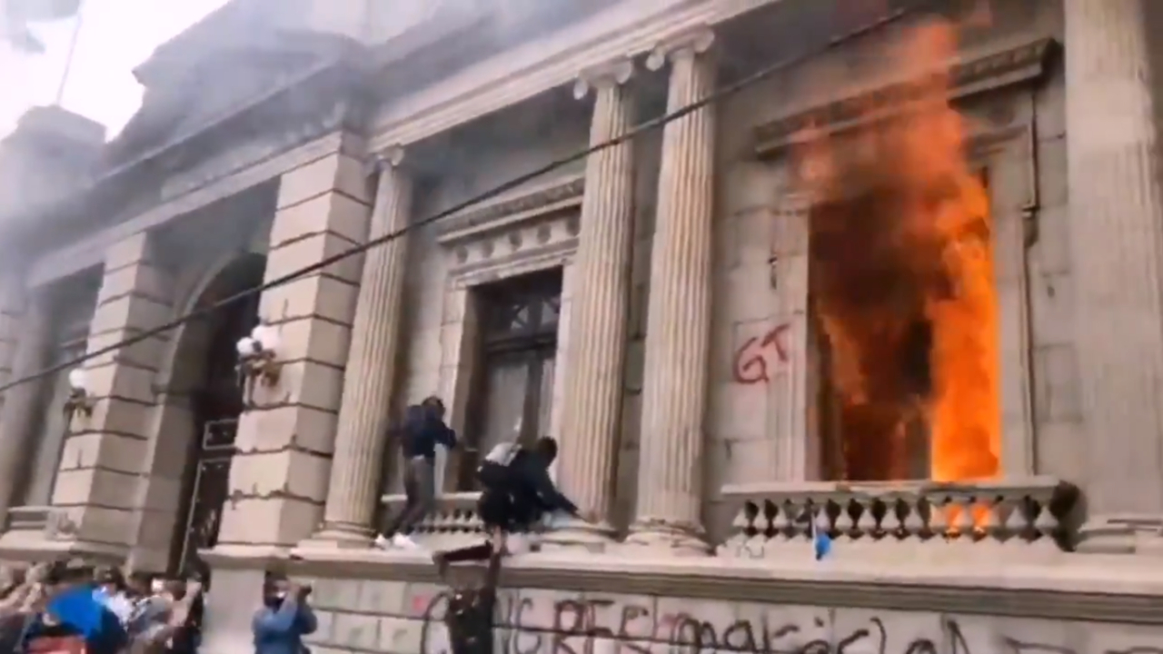 Manifestantes ateiam fogo em Palácio Legislativo na Guatemala