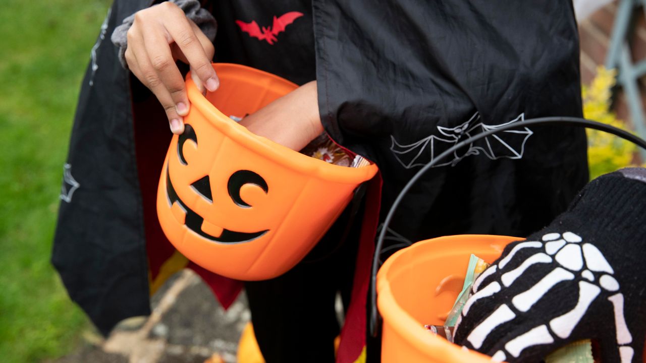 Lâminas são descobertas dentro de doces de Halloween nos EUA