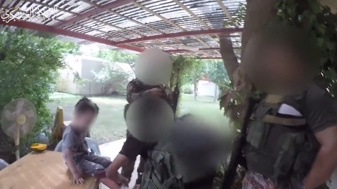 Forças da Defesa de Israel publica vídeo do Hamas com crianças: ‘Pais jazem mortos na sala ao lado’