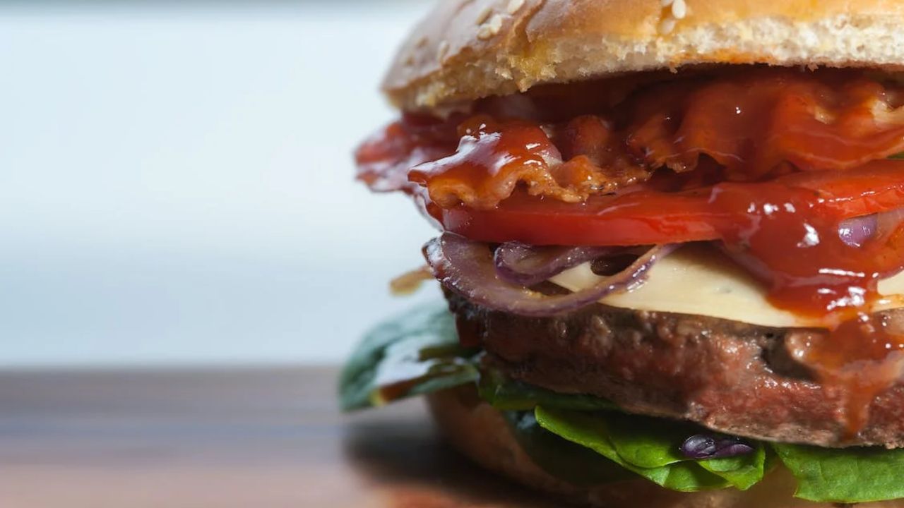 Hambúrguer e ketchup: relembre a história desse ‘feat’ delicioso