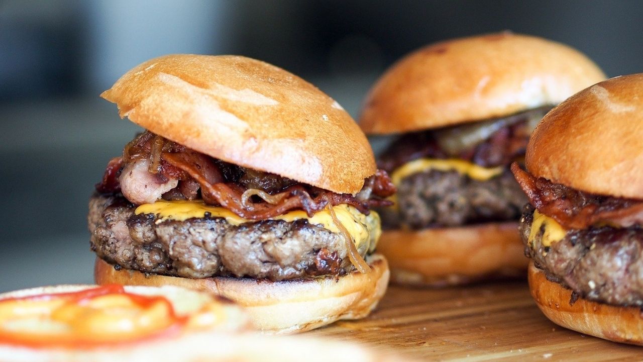 Justiça determina que ex-funcionária de rede de fast-food receba indenização por não poder escolher seu almoço