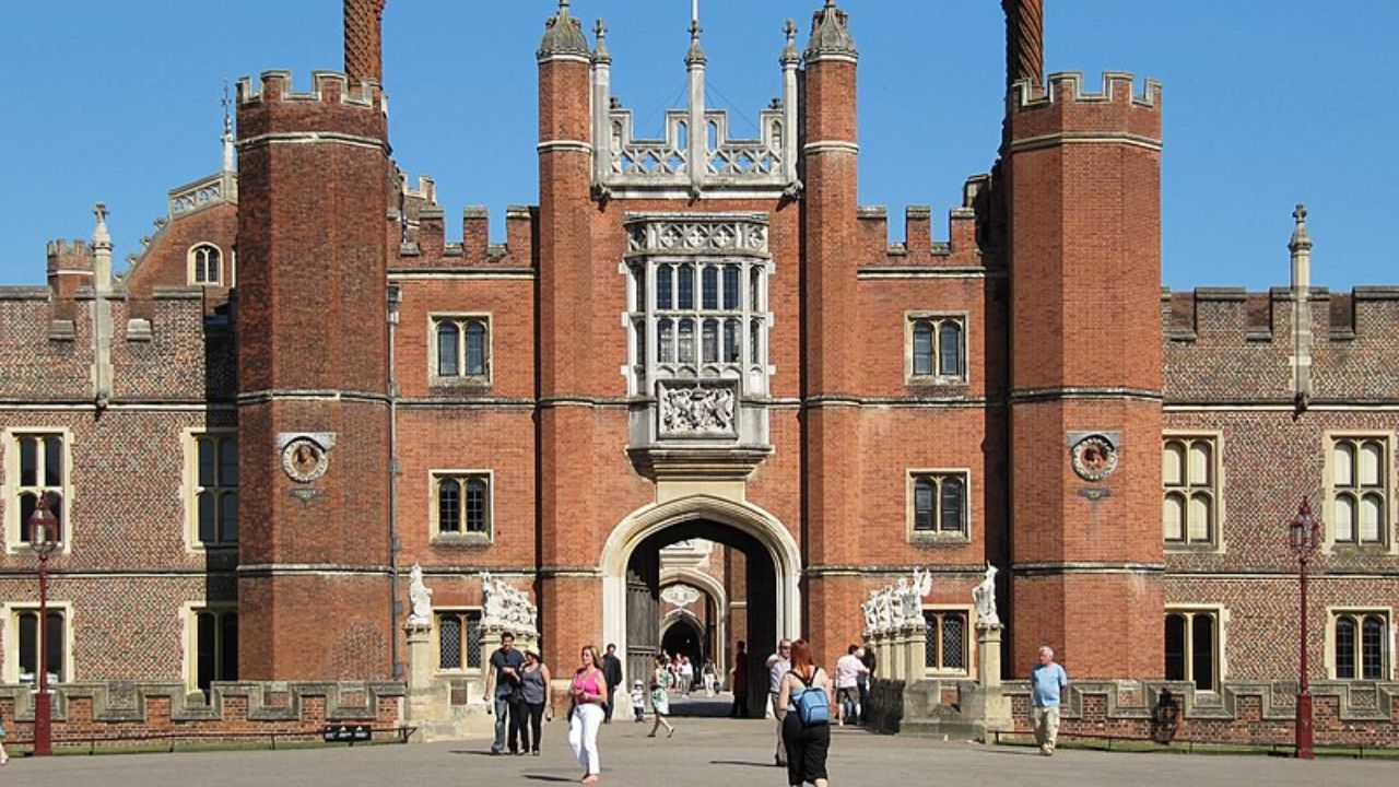 Hampton Court, o palácio de Henrique VIII que tem fama de mal assombrado