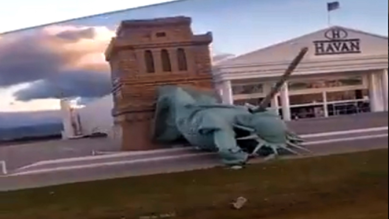 Após ventania, Estátua da Liberdade da Havan é destruída no Rio Grande do Sul