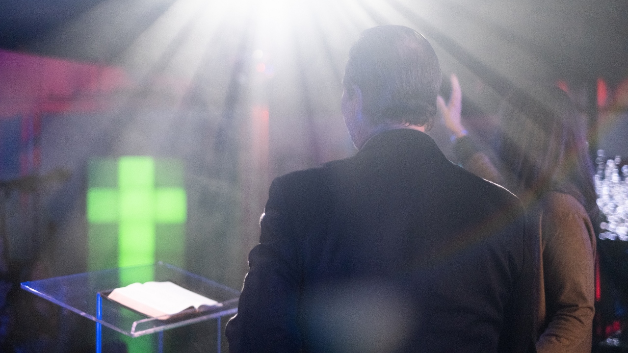 Seriado denuncia corrupção e escândalos em igreja de famosos