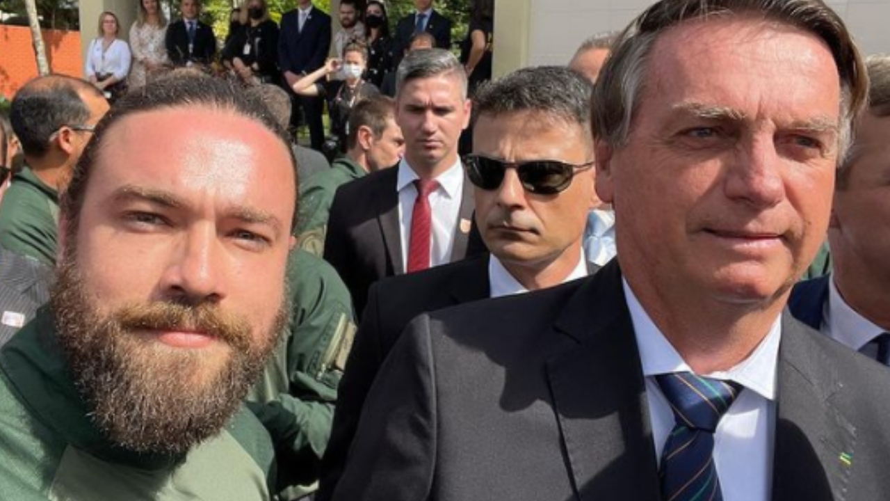 Foto de ‘hipster da Federal’ ao lado de Bolsonaro causa polêmica