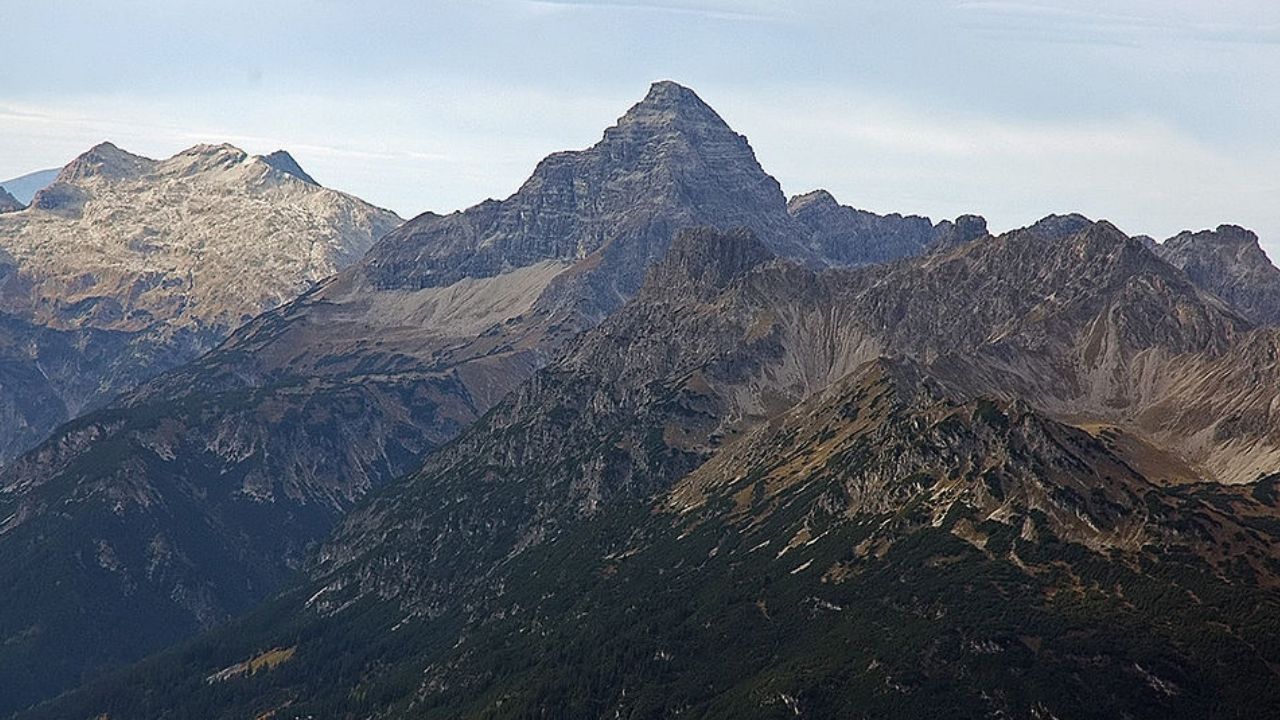 Especialistas alertam que montanha nos Alpes corre risco de desabar