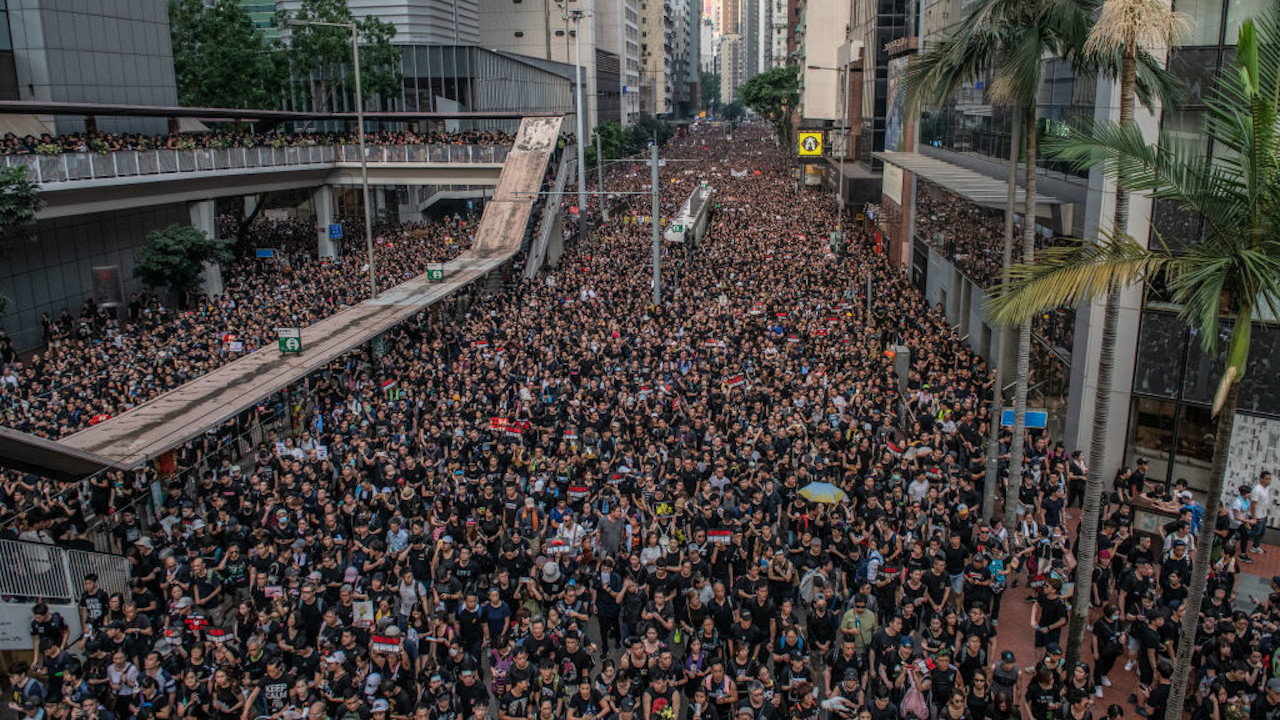 Polícia de Hong Kong dispersa manifestação pacífica com uso de spray de pimenta